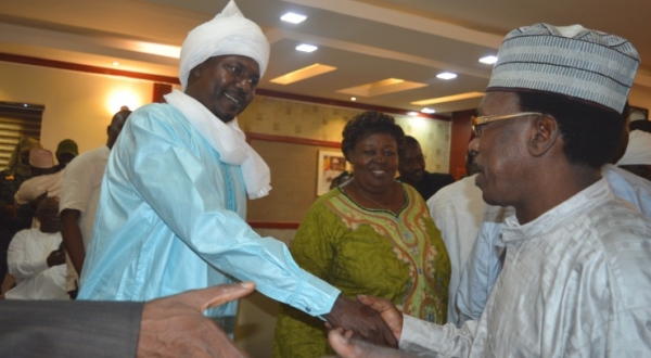 Apres avoir fini à la Direction Générale des Impôts, le Secrétaire Général du Ministère des Finances accompagné de l’Inspecteur Général des finances, Monsieur ABBA SALOMON NERAMBAYE se sont rendus à la Direction Générale des Douanes et Droits Indirects pour la même cérémonie.